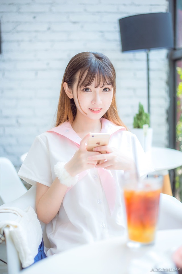 “姐姐，你说为何夫君能够越来越年轻？”小乔突然扭头看向大乔，眼中有些羡慕的道。